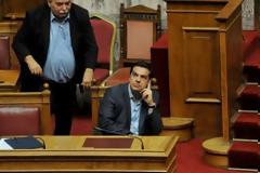 Που κοιτούσε ο Αλέξης Τσίπρας μέσα στην Βουλή; [photos]