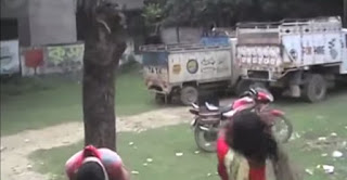 Ο αλλιώτικος νόμος της Ινδίας: Γυναίκα δέρνει αλύπητα δεμένο άντρα [video] - Φωτογραφία 1