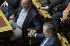 Πλάι-πλάι χθες στη Βουλή Σαμαράς Καραμανλής - Το πηγαδάκι και τα γέλια [photos]