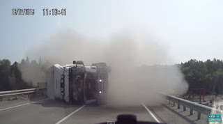 Σοκαριστικό βίντεο: Απίστευτο ατύχημα με νταλίκα στην Ρωσία - Φωτογραφία 1