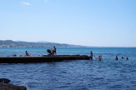 Γεμάτες κόσμο οι ακατάλληλες για κολύμβηση παραλίες της Πάτρας - Δείτε φωτο - Φωτογραφία 2