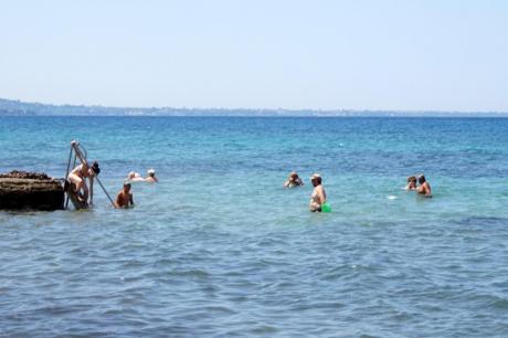 Γεμάτες κόσμο οι ακατάλληλες για κολύμβηση παραλίες της Πάτρας - Δείτε φωτο - Φωτογραφία 4