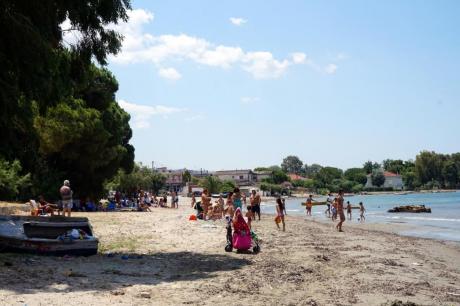 Γεμάτες κόσμο οι ακατάλληλες για κολύμβηση παραλίες της Πάτρας - Δείτε φωτο - Φωτογραφία 5