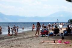 Γεμάτες κόσμο οι ακατάλληλες για κολύμβηση παραλίες της Πάτρας - Δείτε φωτο