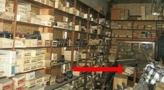Το κατάστημα παπουτσιών του παππού του ήταν κλειστό από το 1975 - Όταν ξεκίνησε να ανοίγει τα κουτιά, δεν πίστευε αυτό που έβλεπε… [photos] - Φωτογραφία 1