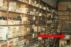 Το κατάστημα παπουτσιών του παππού του ήταν κλειστό από το 1975 - Όταν ξεκίνησε να ανοίγει τα κουτιά, δεν πίστευε αυτό που έβλεπε… [photos]