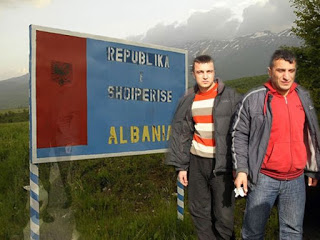 Άρων άρων φεύγουν οι Αλβανοί από την Ελλάδα... [photos] - Φωτογραφία 1