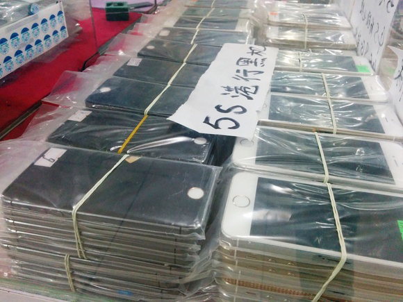 Η αστυνομία στην Κίνα έκλεισε το μεγαλύτερο εργοστάσιο για την παραγωγή ψεύτικων iPhone - Φωτογραφία 2