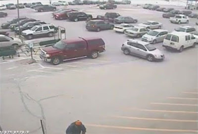 92χρονος οδηγός έσπειρε την καταστροφή προσπαθώντας να βγει από πάρκινγκ (Video) - Φωτογραφία 1