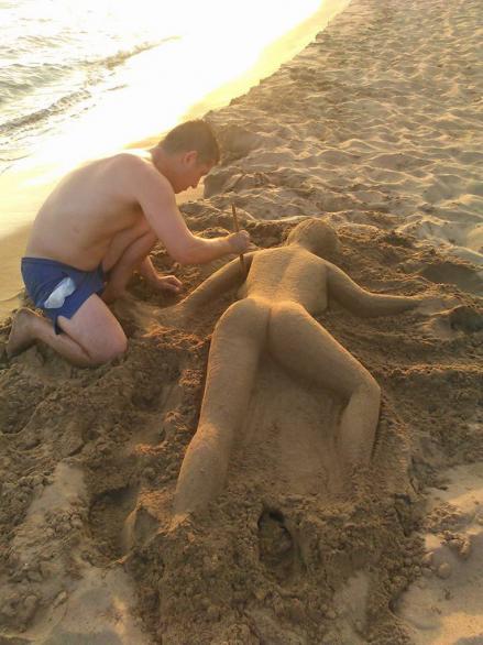 Ηλεία: Ο καλλιτέχνης της άμμου που εντυπωσιάζει τους λουόμενους - Φωτογραφία 2