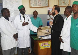 Προσφορά φαρμάκων στο στρατιωτικό νοσοκομείο Dolisie - Φωτογραφία 1