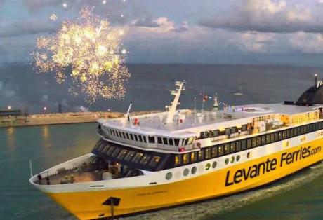 Από Κυλλήνη στον Πόρο της Κεφαλονιάς με το υπερπολυτελές πλοίο Fior di Levante που διεκδικεί τον τίτλο του ωραιότερου φέρυ μποτ στον κόσμο - Φωτογραφία 1