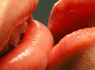 Πως το φιλί είναι επικίνδυνο για καρκίνο του εγκεφάλου και του φάρυγγα; - Φωτογραφία 1