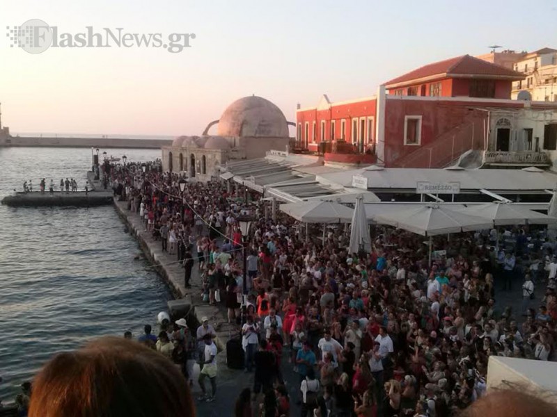 Όλα τα Χανιά μια αγκαλιά χόρεψαν συρτάκι στο Παλιό Λιμάνι [photo] [video] - Φωτογραφία 2