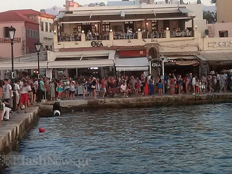 Όλα τα Χανιά μια αγκαλιά χόρεψαν συρτάκι στο Παλιό Λιμάνι [photo] [video] - Φωτογραφία 8