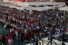 Όλα τα Χανιά μια αγκαλιά χόρεψαν συρτάκι στο Παλιό Λιμάνι [photo] [video]