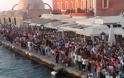 Όλα τα Χανιά μια αγκαλιά χόρεψαν συρτάκι στο Παλιό Λιμάνι [photo] [video] - Φωτογραφία 6
