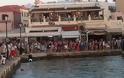 Όλα τα Χανιά μια αγκαλιά χόρεψαν συρτάκι στο Παλιό Λιμάνι [photo] [video] - Φωτογραφία 8