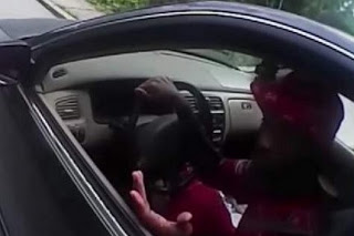 Νέα αστυνομική φρίκη στις ΗΠΑ: Αστυνομικός πυροβολεί στο κεφάλι άοπλο Αφροαμερικανό οδηγό [video] - Φωτογραφία 1