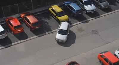 Το μαεστρικό παρκάρισμα μιας ξανθιάς Τσέχας (Video) - Φωτογραφία 1