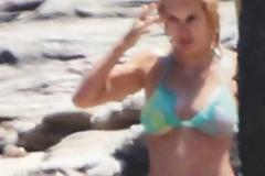 Επίσημη πρώτη με... μαγιό στα Άχλα για την Ελένη Μενεγάκη