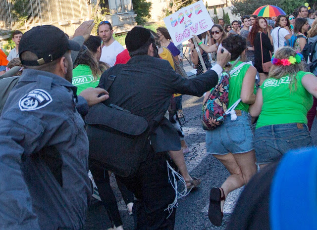 Φανατικός Εβραίος μαχαιρώνει έξι άτομα στο Gay Pride Parade στην Ιερουσαλήμ. - Φωτογραφία 1