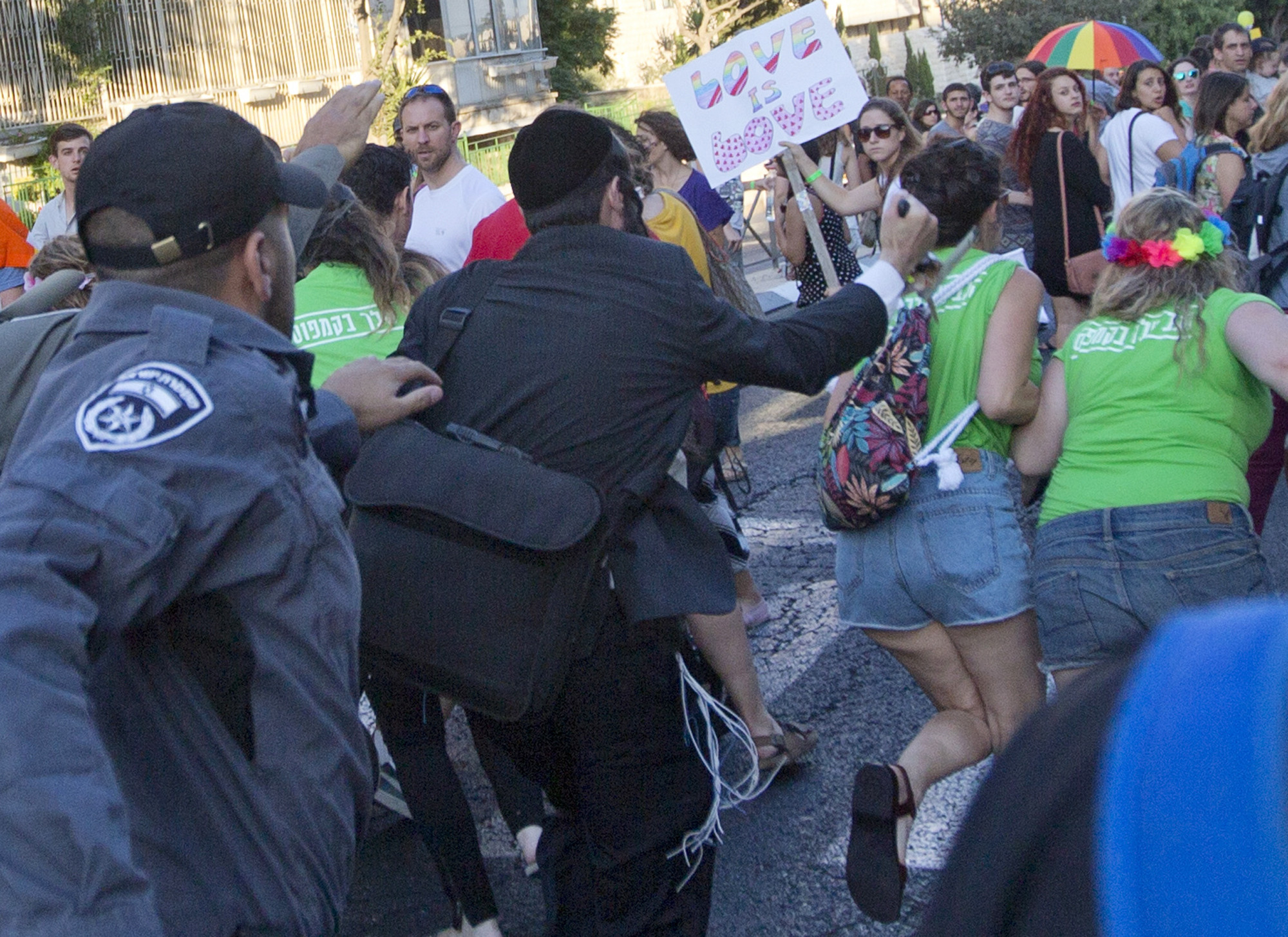 Φανατικός Εβραίος μαχαιρώνει έξι άτομα στο Gay Pride Parade στην Ιερουσαλήμ. - Φωτογραφία 2