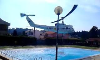 Είναι θεόμουρλος ο πιλότος του ελικοπτέρου - Γεμίζει νερό από... πισίνα [video] - Φωτογραφία 1