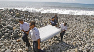 Πτήση MH370: H Boeing στέλνει ειδικούς για το πτερύγιο που βρέθηκε στο νησί Ρεϊνιόν - Φωτογραφία 1