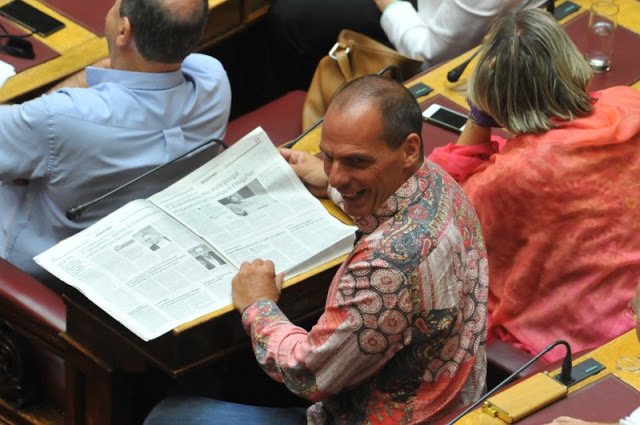 Αστυνομία μόδας: Ο Βαρουφάκης πήγε στη Βουλή με το «ψυχεδελικό» πουκάμισο - Φωτογραφία 1