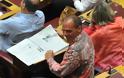Αστυνομία μόδας: Ο Βαρουφάκης πήγε στη Βουλή με το «ψυχεδελικό» πουκάμισο