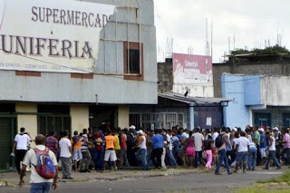 Λεηλασίες σε σούπερ μάρκετ στη Βενεζουέλα με έναν νεκρό - Φωτογραφία 1