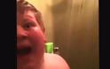 Ο 12χρονος γιος τους περνούσε πολύ ώρα στο ντους! Δείτε τι τον τσάκωσαν οι γονείς του να κάνει... [video]