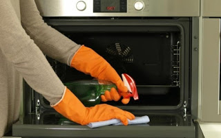 Πως θα φτιάξετε σπιτικό καθαριστικό για το φούρνο σας - Φωτογραφία 1
