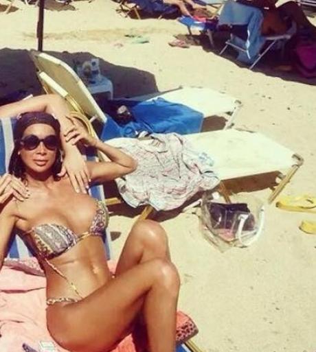 Τρέλανε την παραλία της Κουρούτας η Πάολα με το σέξι μαγιό της - Φωτογραφία 2