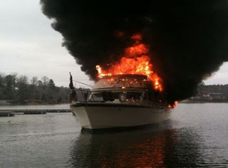 Πυρκαγιά σε σκάφος στη Θάσο - Φωτογραφία 1