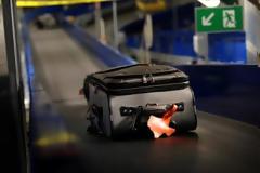 Σοκ στην Ισπανία - 27χρονος μετανάστης νεκρός σε βαλίτσα [photos]