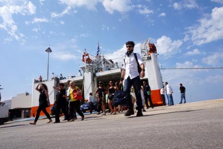 Πάτρα: Έφτασε το πλοίο από την Κεφαλονιά - Με πυροτεχνήματα και καντάδες έγινε δεκτό στη Σάμη - Δείτε φωτο-βίντεο - Φωτογραφία 6
