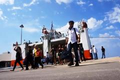 Πάτρα: Έφτασε το πλοίο από την Κεφαλονιά - Με πυροτεχνήματα και καντάδες έγινε δεκτό στη Σάμη - Δείτε φωτο-βίντεο