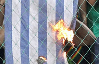 ΟΡΓΗ: Συνελήφθησαν 5 άτομα γιατί έκαψαν ελληνική σημαία - Φωτογραφία 1