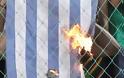 ΟΡΓΗ: Συνελήφθησαν 5 άτομα γιατί έκαψαν ελληνική σημαία