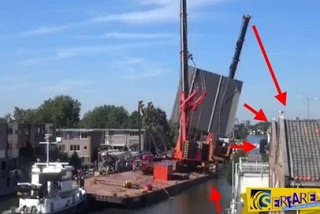 Ασύλληπτο σκηνικό στην Ολλανδία - Δύο γερανοί και μία γέφυρα έπεσαν σε στέγες σπιτιών - Φωτογραφία 1