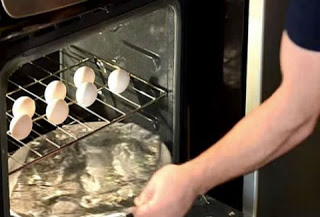 Τοποθετεί αλουμινόχαρτο στο φούρνο και βάζει τα αυγά από πάνω - Το αποτέλεσμα; ΦΑΝΤΑΣΤΙΚΟ [video] - Φωτογραφία 1