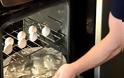 Τοποθετεί αλουμινόχαρτο στο φούρνο και βάζει τα αυγά από πάνω - Το αποτέλεσμα; ΦΑΝΤΑΣΤΙΚΟ [video]