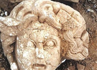 ΠΑΓΚΟΣΜΙΟ ΔΕΟΣ: Βρέθηκε μαρμάρινη κεφαλή της Μέδουσας στην Αττάλεια... - Φωτογραφία 1