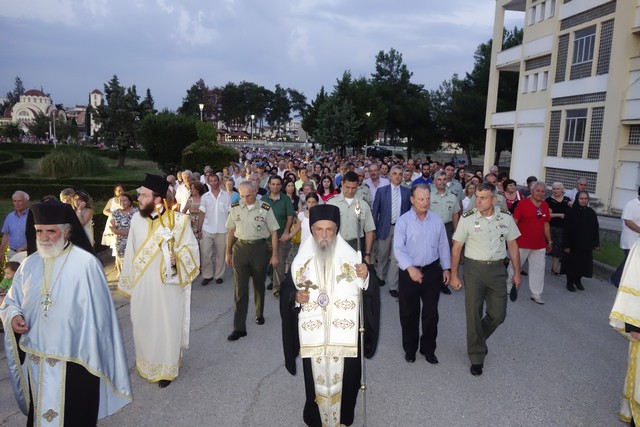 Πλήθος πιστών στον Ιερό Ναό της 1ης Στρατιάς (ΦΩΤΟ) - Φωτογραφία 2