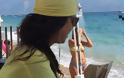 Η Άντζελα Δημητρίου κάνει βουτιές στην παραλία του Λόγγου