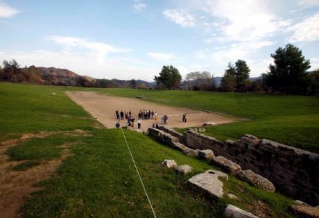 Το... τζόκινγκ των Αμερικανών τουριστών στην Αρχαία Ολυμπία - Φωτογραφία 1