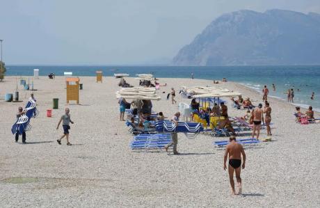 Πάτρα: Επιχείρηση ...ξαπλώστρα στην Πλάζ - Πελετίδης και αντιδήμαρχοι τις έβαλαν και πάλι στη θέση τους - Φωτογραφία 6