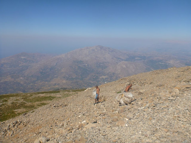 Γέμισαν με σκουπίδια την κορυφή του Ψηλορείτη [photos] - Φωτογραφία 6